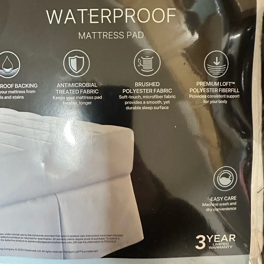 NWT Platinum Waterproof Mattress Pad - White full size